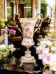 Vaso in ceramica pregiata, decorato con fiori e dettagli dorati, realizzato a mano.