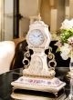 Orologio da tavolo in ceramica pregiata, con decorazioni floreali e dettagli dorati, realizzato a mano.