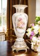 Vaso in ceramica di alta qualità, decorato con fiori e dettagli dorati, fatto a mano.