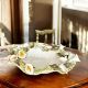 Cesto, centrotavola in ceramica artistica, decorato con fiori e dettagli in oro, realizzato a mano