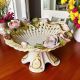 Alzata, centrotavola in ceramica artistica, decorata con margherite e dettagli in oro, fatto a mano