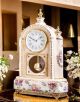 Orologio a pendolo in ceramica raffinata, con eleganti decorazioni dorate, fatto artigianalmente.
