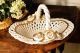 Centrotavola in ceramica artigianale, con rose e particolari dorati, realizzato a mano.