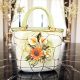 Borsa, decorazione da tavolo in ceramica, adornata con fiori e dettagli dorati, fatto a mano.