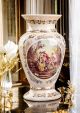 Vaso in ceramica pregiata, decorato con motivi barocchi e dettagli dorati, realizzato a mano.