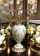 Candelabro a 3 fiamme in ceramica pregiata, decorato con dettagli in oro, realizzato a mano.
