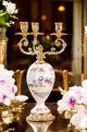 Candelabro 3 fiamme in ceramica di alta qualità, con dettagli floreali ed oro, fatto a mano.