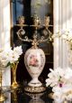 Candelabro 3 fiamme in ceramica di alta qualità, con dettagli in oro e rose, fatto a mano.