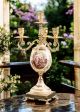 Candelabro 4 fiamme in pregiata ceramica, con dame e cavaliere, decorazioni oro, fatto a mano.
