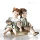 AMICI Statuetta Capodimonte, bellezza unica in porcellana pregiata.
