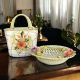 Centrotavola, cesto con borsa in ceramica, ornati con fiori e rifiniture dorate, realizzato a mano.