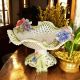 Alzata, centrotavola in ceramica artistica, decorata con fiori e dettagli in oro, realizzata a mano