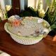 Cesto centrotavola in ceramica, ornato con fiori e rifiniture dorate, realizzato artigianalmente.