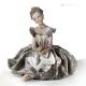 DAMA Statuetta Capodimonte, signora in porcellana raffinata, eleganza italiana.