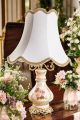 Lampada in ceramica pregiata con eleganti decorazioni floreali ed oro, realizzata a mano.