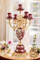 Candelabro 5 fiamme con dama e cavaliere in ceramica di qualità, con decorazioni in oro, realizzato  a mano.