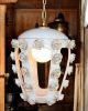 Lampadario a sospensione in ceramica, adornato con rose, cristalli Swarovski e dettagli dorati.