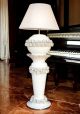 Lampada da tavolo con colonna in ceramica artistica, decorata con rose, cristalli e dettagli in platino