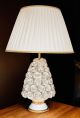 Lampada da tavolo. ceramica artistica, decorata con rose, cristalli Swarovski con dettagli oro.