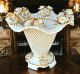 Vaso in ceramica di alta qualità, decorato con rose, cristalli Swarovski e dettagli dorati.