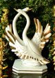 Coppia di cigni in ceramica, decorati con rose, cristalli e dettagli oro, fatti a mano.