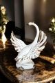 Cigno in ceramica artistica, impreziosita da rose, cristalli e dettagli in platino, fatta a mano.