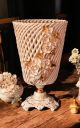 Vaso in ceramica pregiata, decorato con rose, cristalli Swarovski e dettagli oro, fatto a mano.