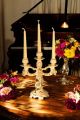 Candelabro in ceramica pregiata, decorato con rose, cristalli e dettagli dorati, fatto a mano.