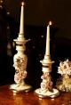 Set 2 Candelieri in ceramica pregiata, decorati con rose e dettagli dorati, realizzati a mano.