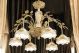 Lampadario a sospenione, in ceramica con 6 fiamme, decorato con rose, cristalli ed oro, fatto a mano.