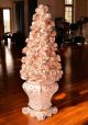 Lampada da terra, in ceramica, decorata con rose, cristalli Swarovski e dettagli in oro.