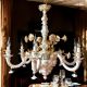 Lampadario a sospenione, in ceramica con 6 fiamme, con rose, cristalli ed oro, fatto a mano.