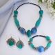 Parure raffinata con autentiche perle in vetro di Murano: collana, bracciale e orecchini.
