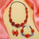 Raffinata parure con autentiche perle soffiate in vetro di Murano: collana, bracciale e orecchini.